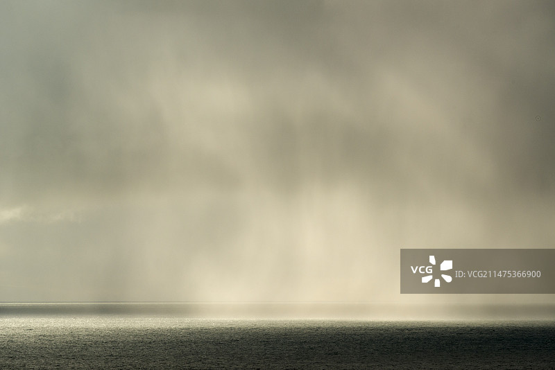 大西洋上的雨和云图片素材