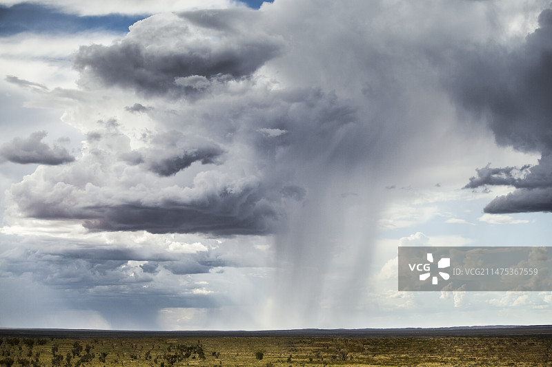 澳大利亚远处的雷雨云图片素材