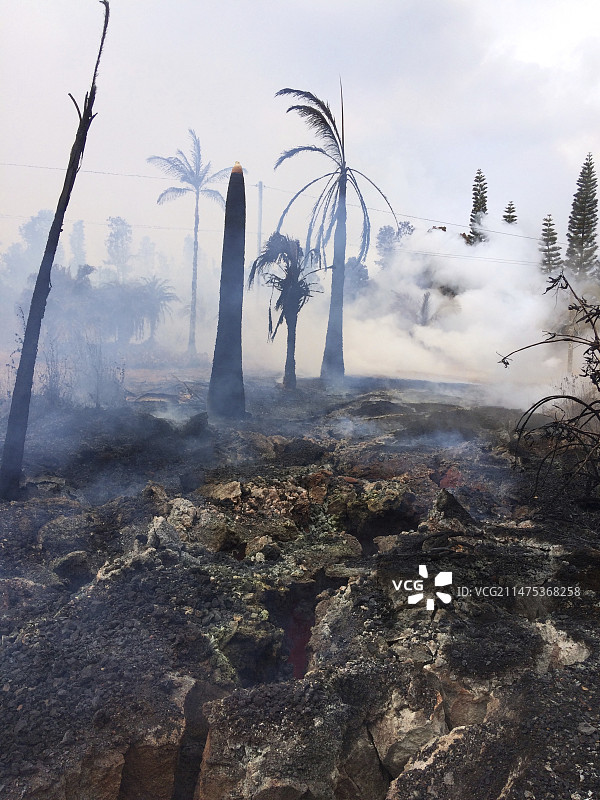 2018年5月基拉韦厄火山喷发造成的地面裂缝图片素材
