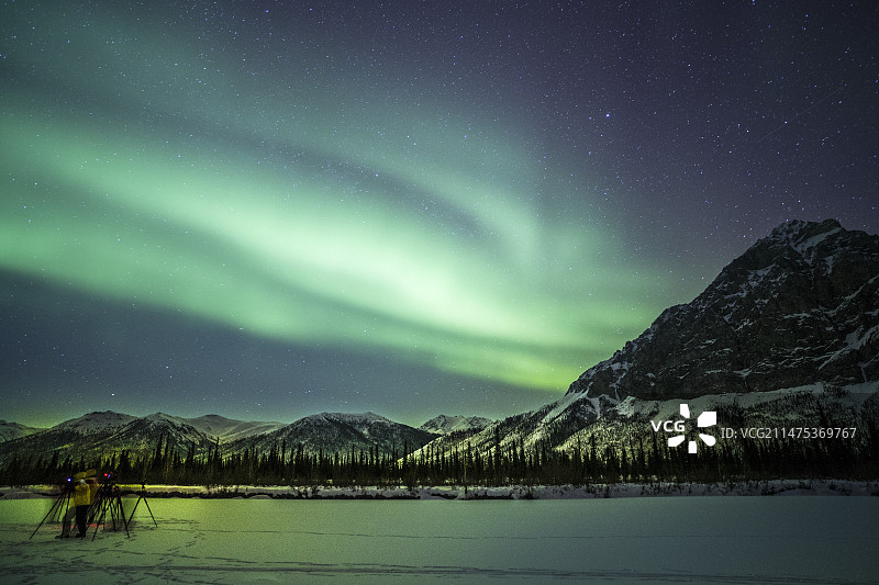 阿拉斯加的摄影师与极光图片素材