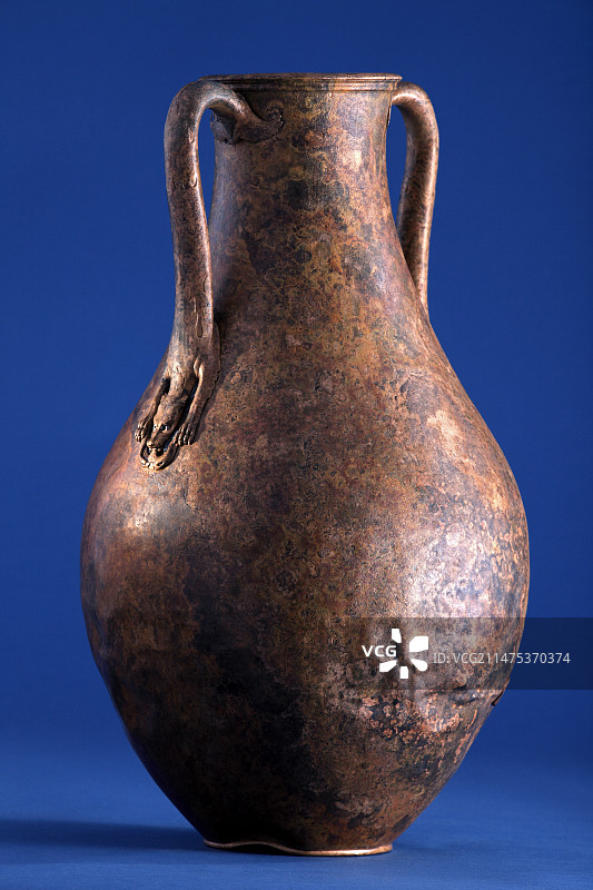 罗马青铜双耳细颈椭圆土罐图片素材