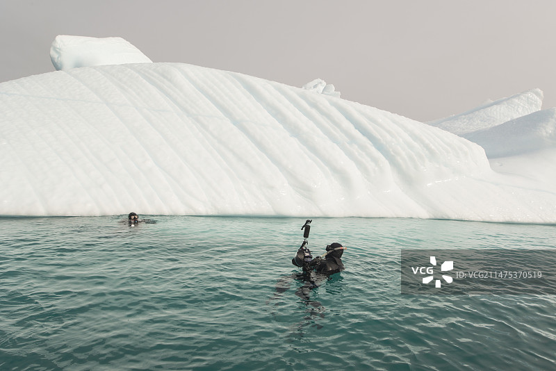 在格陵兰东部冰山旁水肺潜水图片素材