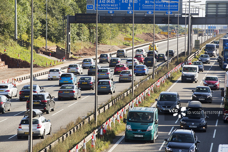 英国东米德兰兹M1高速公路上的交通拥堵图片素材