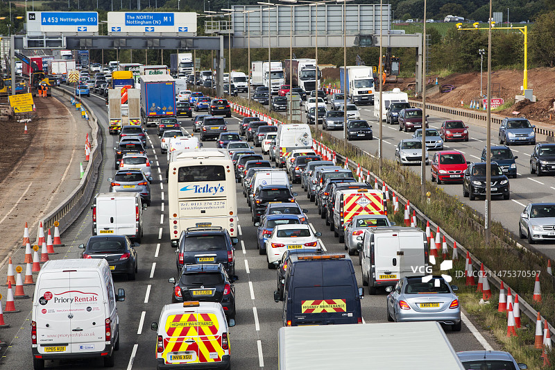 英国东米德兰兹M1高速公路上的交通拥堵图片素材