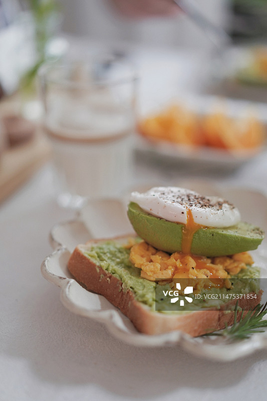 鸡蛋牛油果吐司早餐图片素材