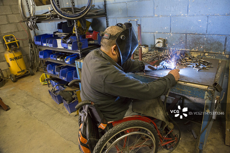 在墨西哥焊接的残疾工人图片素材