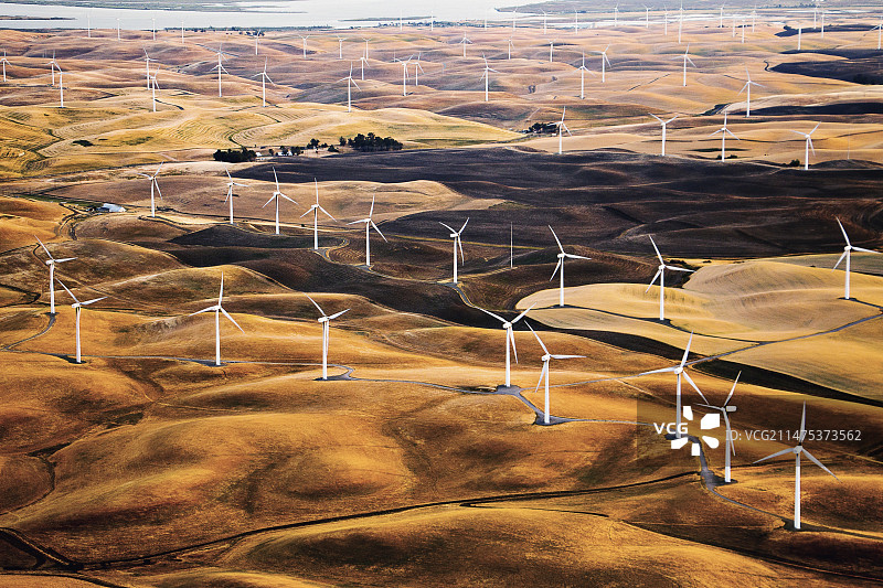 美国加利福尼亚州的风力涡轮机空中照片图片素材