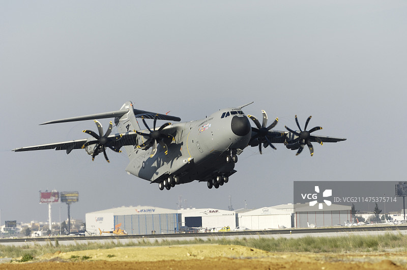 起飞中的空中客车A400M军用飞机图片素材