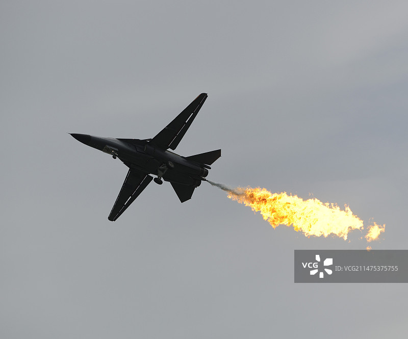 F-111“土豚”战斗机倾泻燃料并点火图片素材