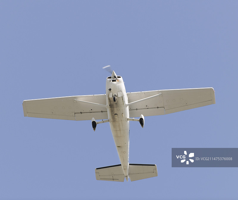 飞行中的塞斯纳172“天鹰”轻型飞机图片素材