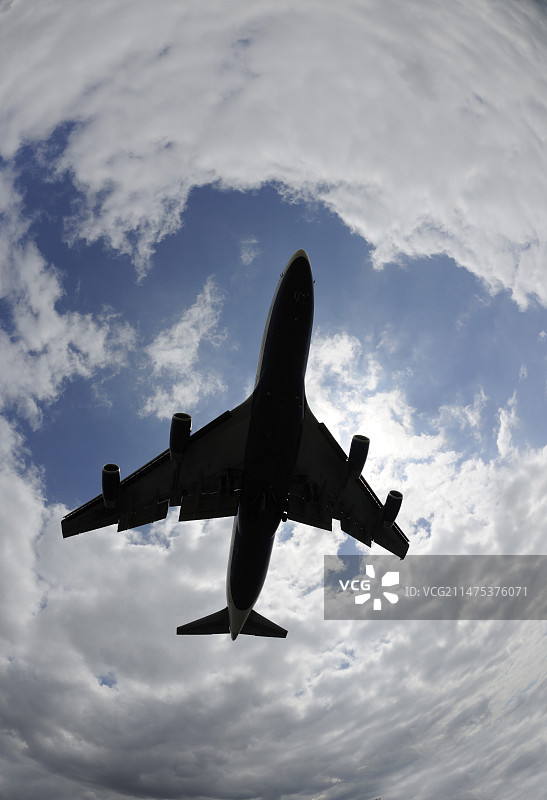 波音747-400飞机进近机场图片素材