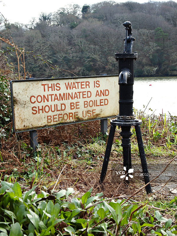 公共水泵旁的受污染水标志，玉米图片素材
