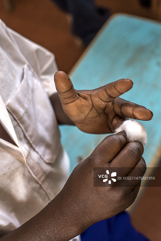 住院的受伤男孩图片素材