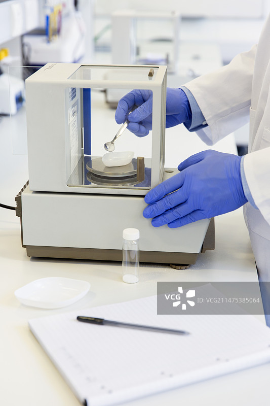 科学家称量化学样品图片素材