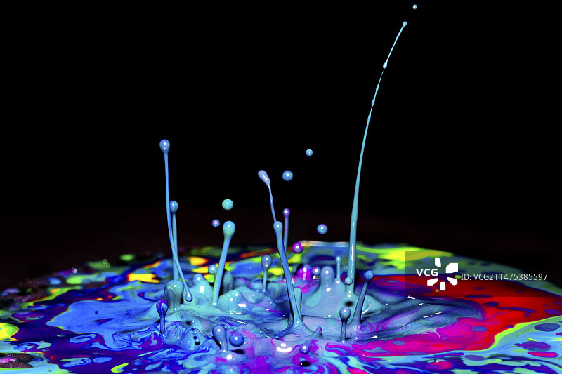 油漆在音频扬声器上弹跳图片素材