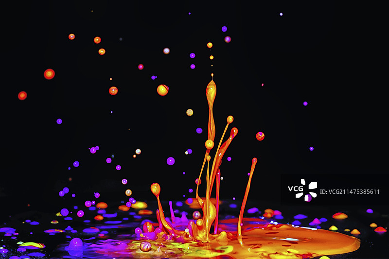 油漆在音频扬声器上弹跳图片素材