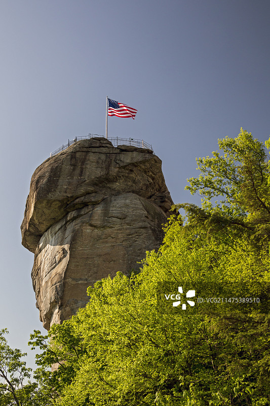 烟囱岩尖顶和旗帜图片素材