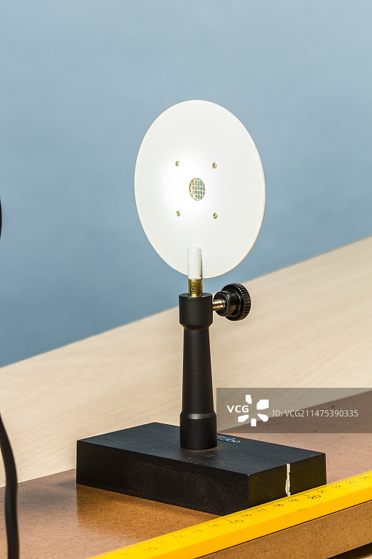 带网状孔的金属物体屏幕图片素材