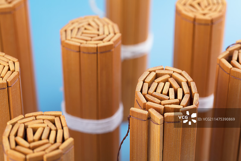 卷着的古代竹简书籍图片素材