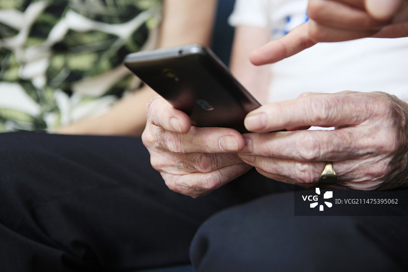 患有痴呆症的老年人使用智能手机图片素材