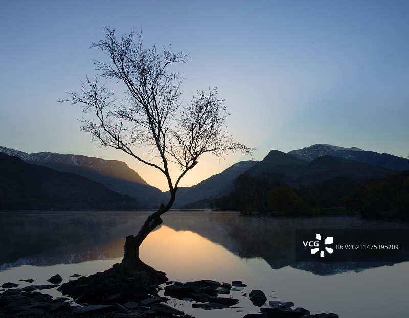 英国威尔士斯诺登山和帕达恩湖图片素材