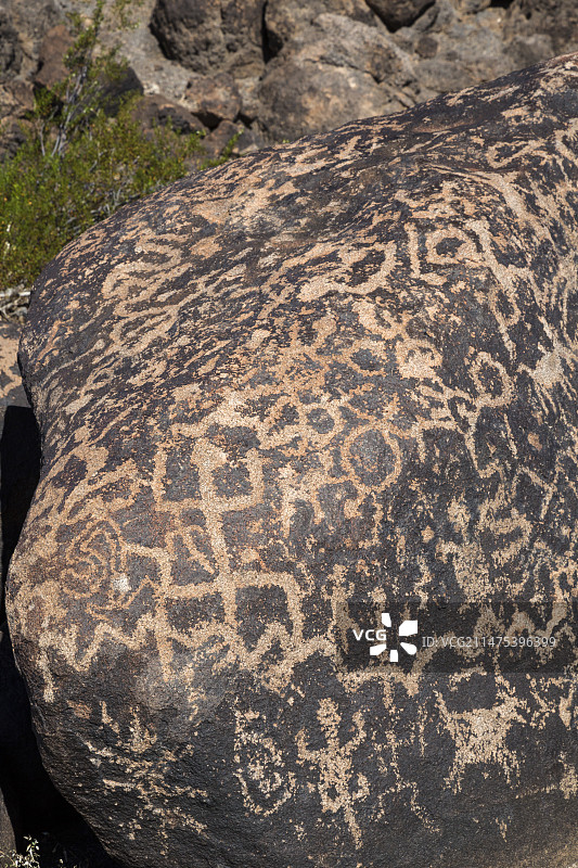 美国亚利桑那州彩绘岩石岩刻图片素材