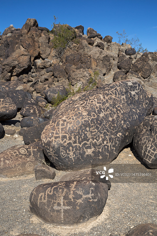 美国亚利桑那州彩绘岩石岩刻图片素材