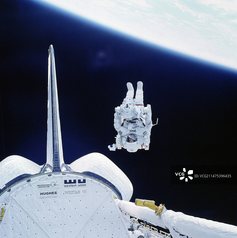 1984年载人机动装置太空行走图片素材