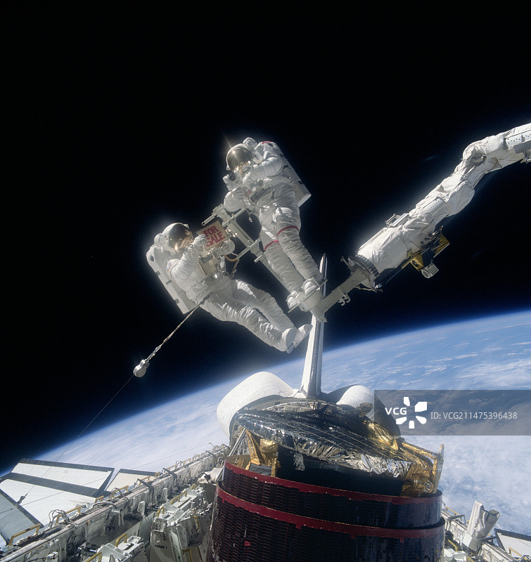 宇航员回收卫星图片素材