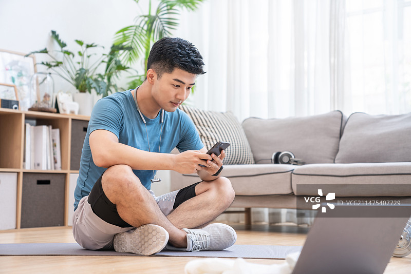 年轻男子在家健身图片素材