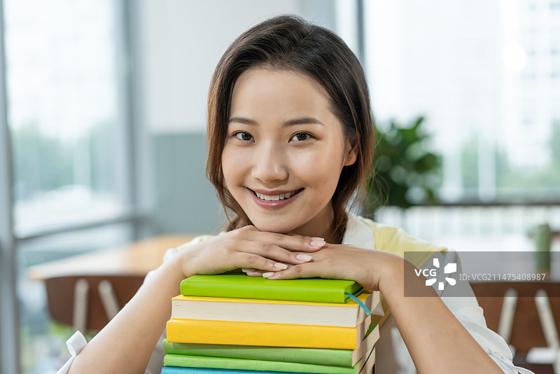 年轻女子在读书图片素材