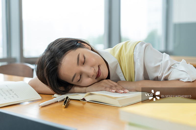 年轻女子在读书图片素材