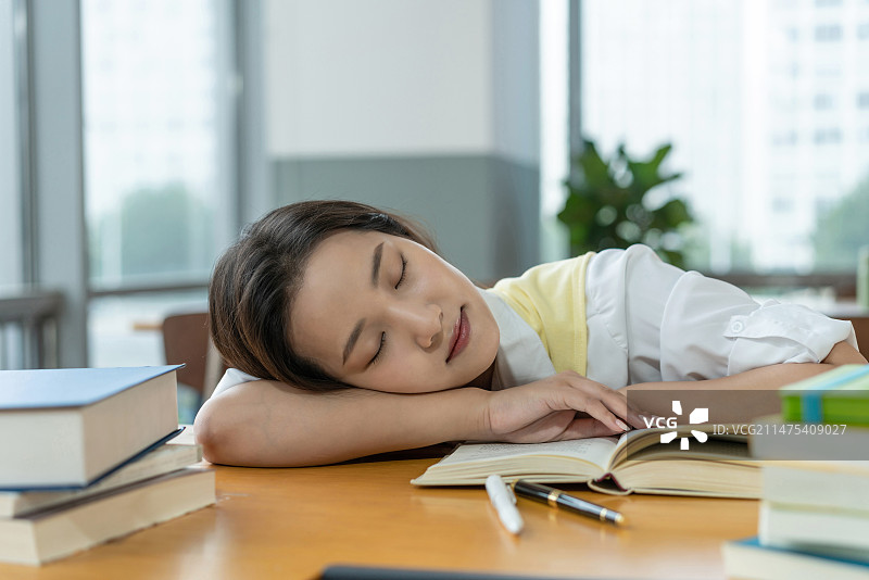 年轻女子在读书图片素材