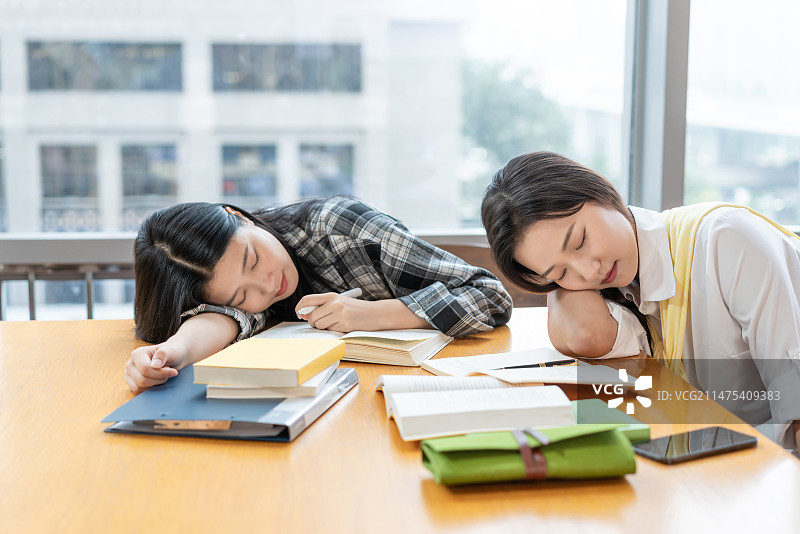 年轻女子在读书图片素材
