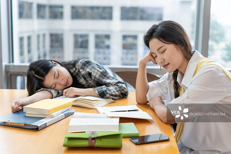 年轻女子在读书图片素材