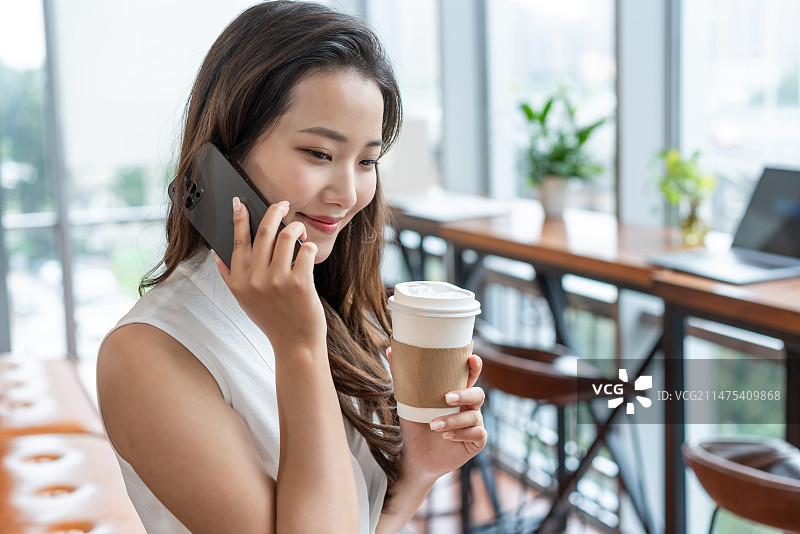 年轻女子使用手机图片素材