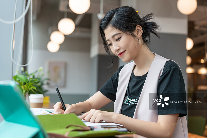 年轻女子设计线稿图片素材