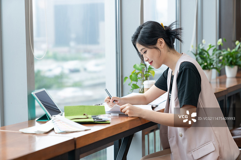 年轻女子设计线稿图片素材