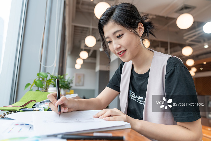 年轻女子设计线稿图片素材