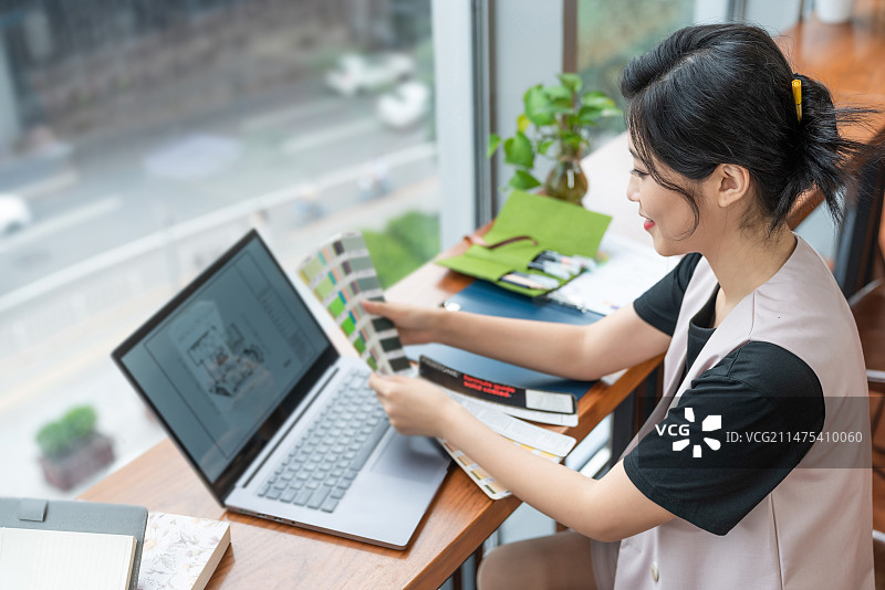 年轻女子使用笔记本电脑图片素材