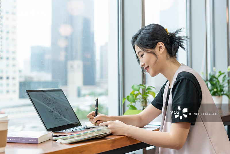 年轻女子使用笔记本电脑图片素材