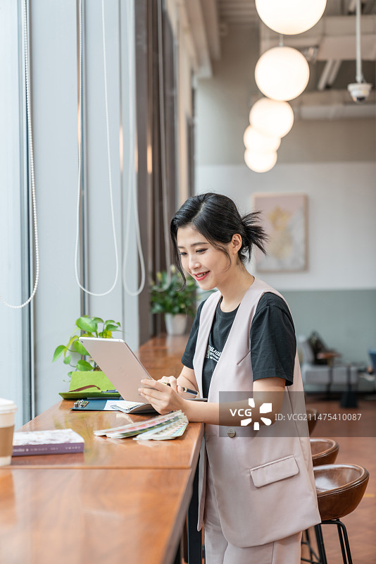 年轻女子使用电脑图片素材