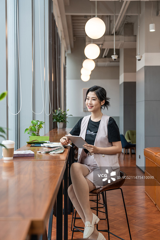 年轻女子在使用电脑图片素材