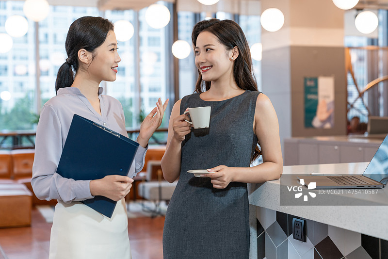 年轻商务女子使用电脑图片素材