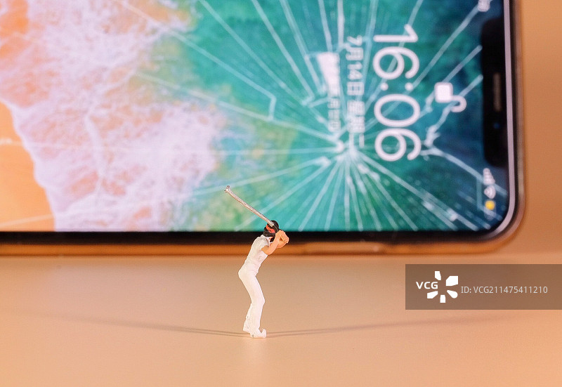 微缩摄影高尔夫手机碎了图片素材