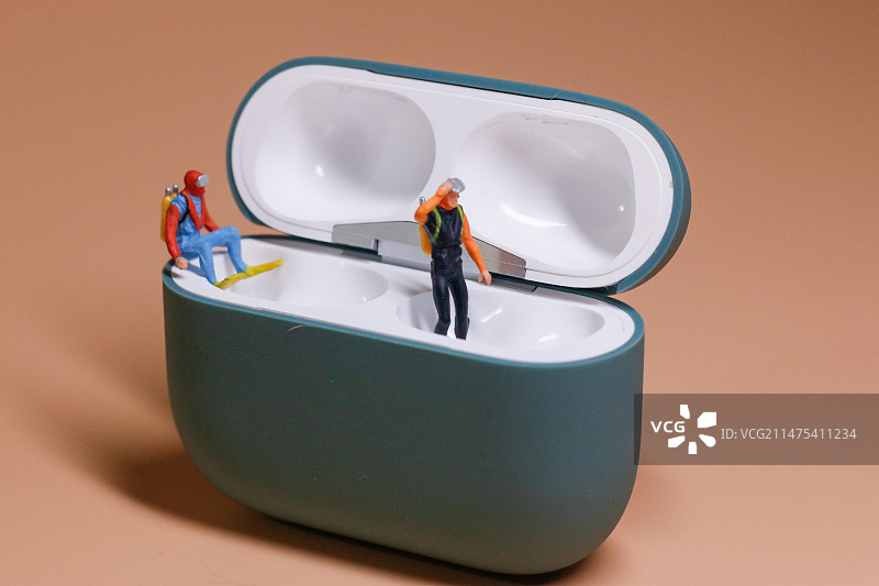 微缩摄影耳机壳潜水图片素材