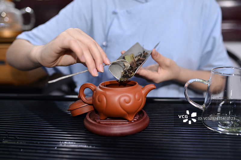 茶艺倒茶叶特写图片素材