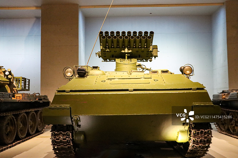 军事博物馆展示的国产130毫米履带式自行火箭炮图片素材