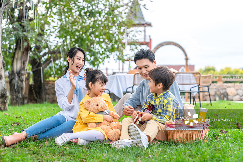 快乐的年轻家庭图片素材