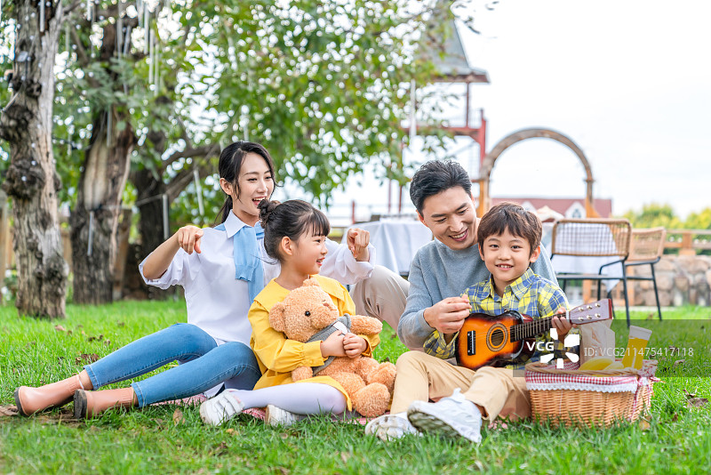 快乐的年轻家庭图片素材